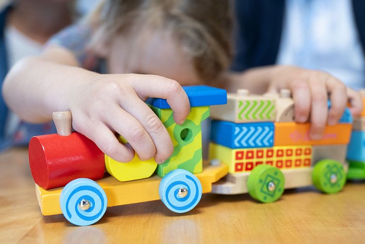 Zum Spielen brauchen Kinder nicht zwingend Spielzeuge. Diese können aber wichtige Funktionen erfüllen. - © Sebastian Kahnert/dpa