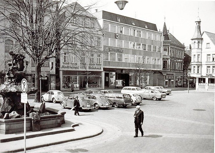 Historische Ansicht: Der Detmolder Marktplatz mit Blick auf den Neubau der Städtischen Sparkasse, Zweigstelle Bruchstraße, im Jahr 1965. Damals durften am Donop-Brunnen auch noch Autos parken. - ©
