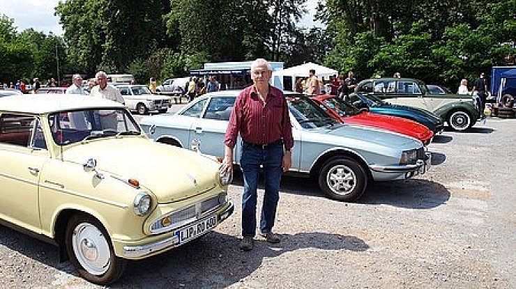 Ein Mann, ein Auto: Hans Jürgen Gräpe aus Blomberg stellt beim Oldtimertreff auf dem Regenstorplatz seinen Lloyd Alexander TS 600 von 1959 aus. - © Foto: Sassenberg