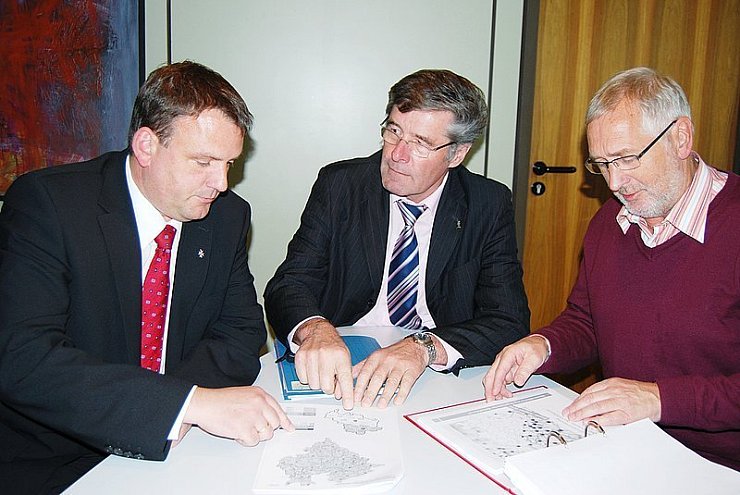 Zufrieden mit der neuen Regelung: Matthias Schröder (Johanniter-Unfallhilfe), Landrat Friedel Heuwinkel sowie Ulrich Teichert von der Kassenärztlichen Vereinigung (von links).
