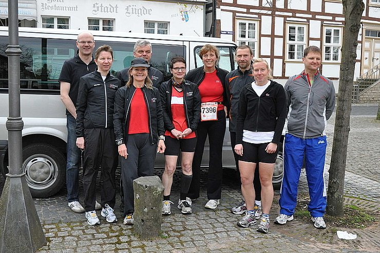 Gruppenfoto der Läufer vor der Abfahrt in Lügde, v. links:
Dietmar König, Sabine Köhler, Regina Blum, Dietrich Günnewich, Gabi Kiss, Marion Widany, Heiner Schulz, Julia Drewer, Frank Felchner - © Foto: privat