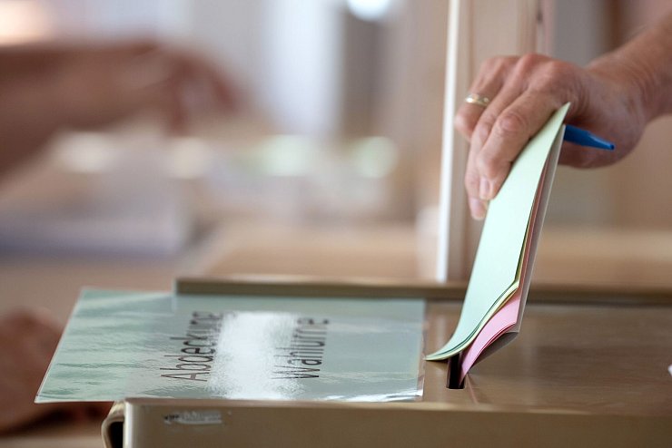 Wahlen in Nordrhein-Westfalen haben immer ein besonderes Gewicht - immerhin stimmen hier selbst auf kommunaler Ebene fast 14 Millionen Bürger ab. (Archivbild) - © Federico Gambarini/dpa