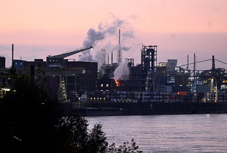 Die Produktion in der Chemie und Pharmabranche wächst wieder (Archivbild) - © Roberto Pfeil/dpa