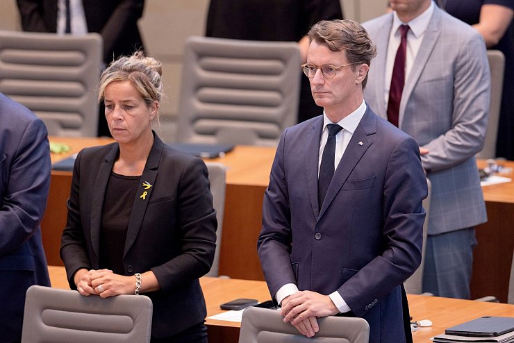 Eine Woche nach dem Anschlag von Solingen hält der NRW-Landtag im Gedenken an die Opfer inne. - © Rolf Vennenbernd/dpa