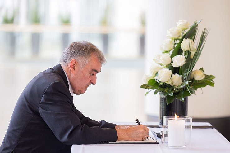 NRW-Innenminister Herbert Reul eilte noch in der Nacht des Anschlags von Solingen zum Tatort - © Rolf Vennenbernd/dpa