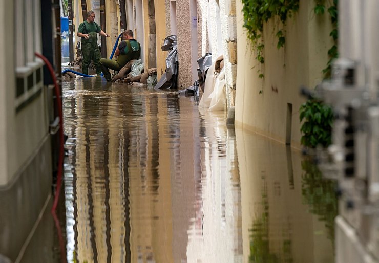Nach heftigen Regenfällen sind Gassen in Passau nur per Boot passierbar. (Archivbild) - © Peter Kneffel/dpa