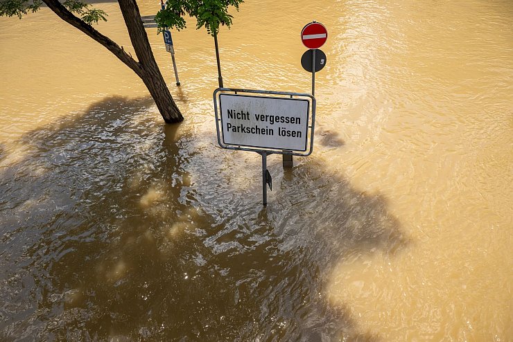 Nach heftigen Regenfällen sind im Juni Straßen in Passau überflutet (Archivbild) - © Peter Kneffel/dpa