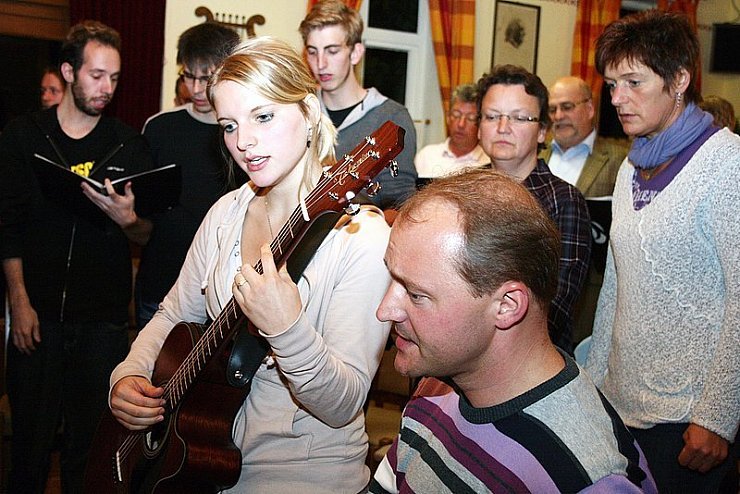 Jugend singt mit: Chorleiter Markus Güldenring probt hier mit Lena Beißner, die ihre Gitarre dabei hat. - © Foto: Schürstedt