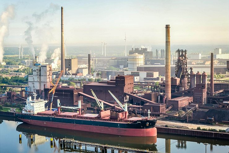 Die Stahlbranche leidet unter Billigimporten, hohen Energiepreisen und der Konjunkturschwäche. (Archivbild) - © Sina Schuldt/dpa