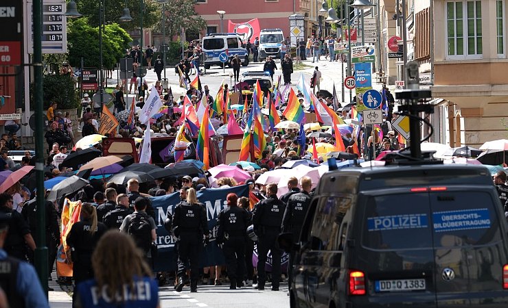 Großer Polizeieinsatz beim CSD in Bautzen. - © Sebastian Willnow/dpa