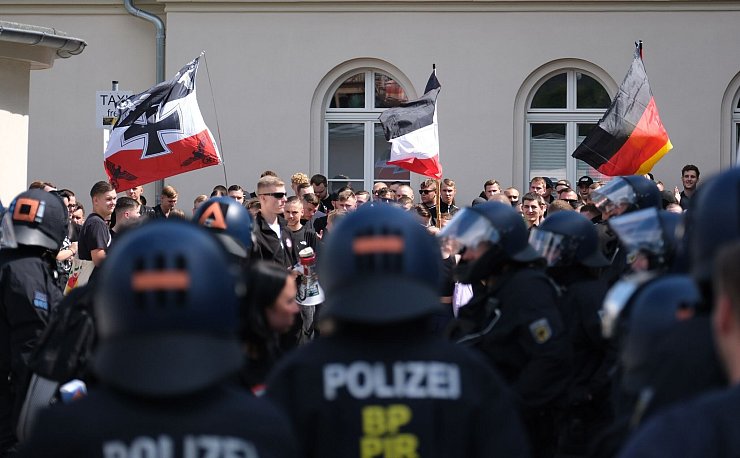Großer Polizeieinsatz beim CSD in Bautzen. - © Sebastian Willnow/dpa