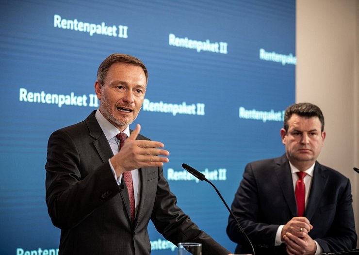Bislang hat das Kabinett den Vorschlag von Bundesarbeitsminister Hubertus Heil (SPD, r) zu den Beitragsbemessungsgrenzen nicht beschlossen. (Archivbild) - © Michael Kappeler/dpa
