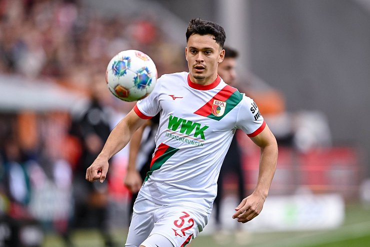 Offensivkraft Fabian Rieder ist weiter vom Augsburg Weg überzeugt. - © Harry Langer/dpa