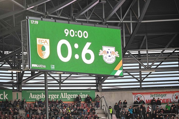 Nach dem 0:6 will der FCA eine Reaktion zeigen. - © Harry Langer/dpa