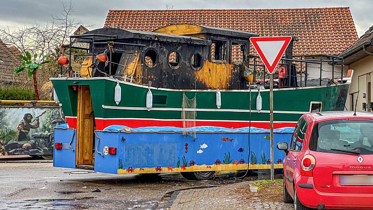 Der ausgebrannte Faschingswagen. - © Marco Dürr/Einsatzreport24/dpa