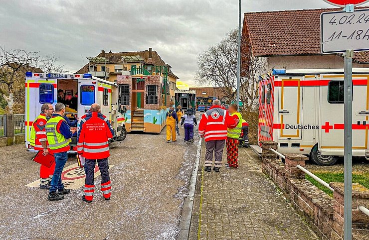 Rettungswagen in der Nähe der Unfallstelle. - © Marco Dürr/Einsatzreport24/dpa