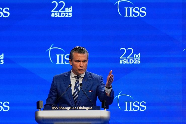 Hegseth warnt vor einem möglichen Angriff Chinas auf Taiwan. - © Anupam Nath/AP/dpa