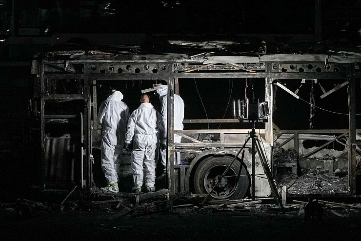 Israel geht nach der Explosion von Bussen von einem Terroranschlag aus. - © Ohad Zwigenberg/AP/dpa