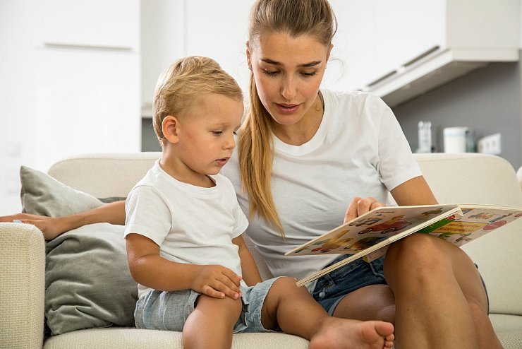 Lernen durch Vorbilder: Lesen Eltern ihren Kindern häufig vor, haben die Kleinen in der Regel beim Lesenlernen weniger Probleme. - © Christin Klose/dpa-tmn