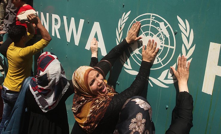 Das UN-Palästinenserhilfswerk UNRWA ist künftig in Israel verboten. - © Ashraf Amra/APA Images via ZUMA Wire/dpa