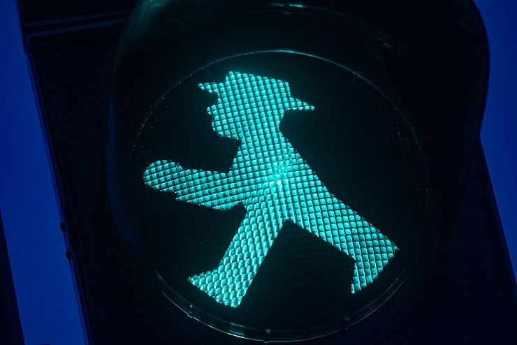 Ein grünes Ampelmännchen - ein Teil der DDR leuchtet weiter. - © Stefan Sauer/dpa
