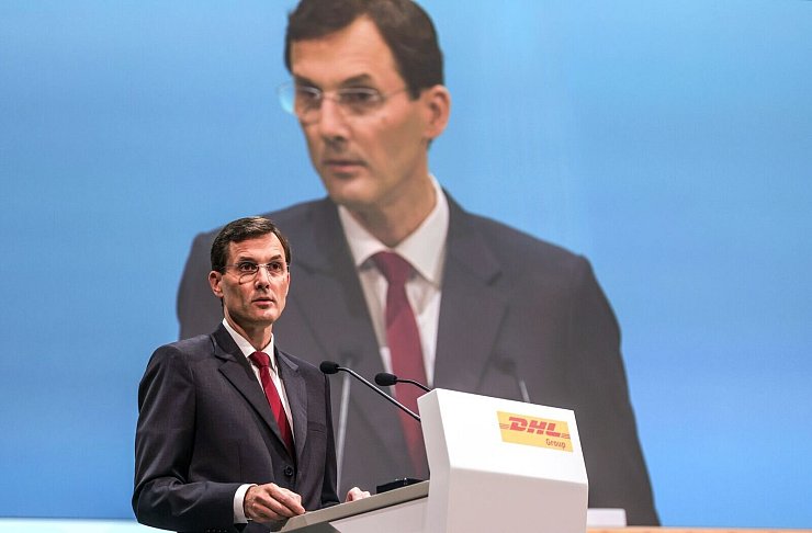 Für den Chef des Post-Konzerns DHL, Tobias Meyer, ist der Porto-Vorschlag der Bundesnetzagentur zu gering. (Archivbild) - © Oliver Berg/dpa