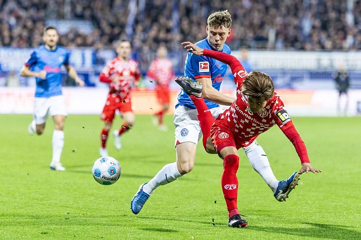 Erlebte mit Holstein Kiel den bisherigen Tiefpunkt nach dem Aufstieg: Nicolai Remberg (2.v.r.) - © Axel Heimken/dpa