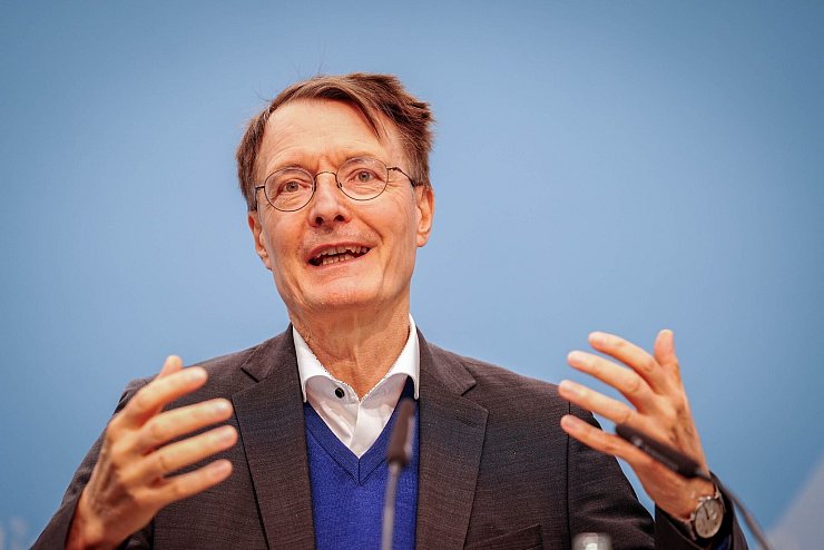 Gesundheitsminister Karl Lauterbach (SPD) ist auf der Suche nach Milliardensummen für die Pflegeversicherung. Beitragserhöhungen sind wahrscheinlich. - © Kay Nietfeld/dpa
