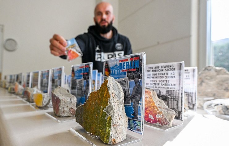 Julian Sacha ist mit seinem Bruder Geschäftsführer von Berlin Souvenirs. - © Jens Kalaene/dpa
