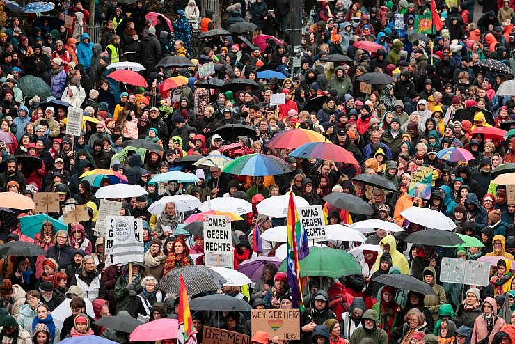 Die «Stadtbild»-Debatte hat bundesweit zu Demonstrationen geführt. (Archivbild) - © Focke Strangmann/dpa