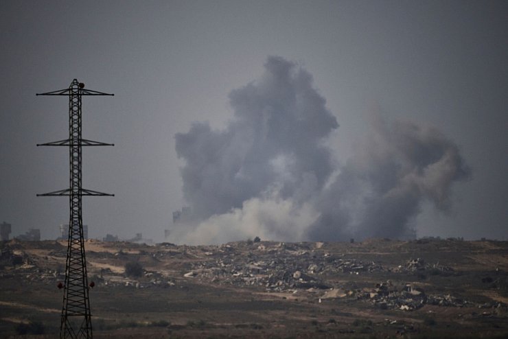 Auch in anderen Gebieten des Gazastreifens gehen die Kämpfe weiter. (Archivbild) - © Leo Correa/AP/dpa