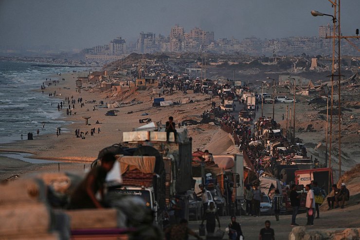 Nach Angaben der israelischen Armee haben inzwischen schätzungsweise mehr als 450.000 Bewohner die Stadt Gaza verlassen. (Archivbild) - © Abdel Kareem Hana/AP/dpa