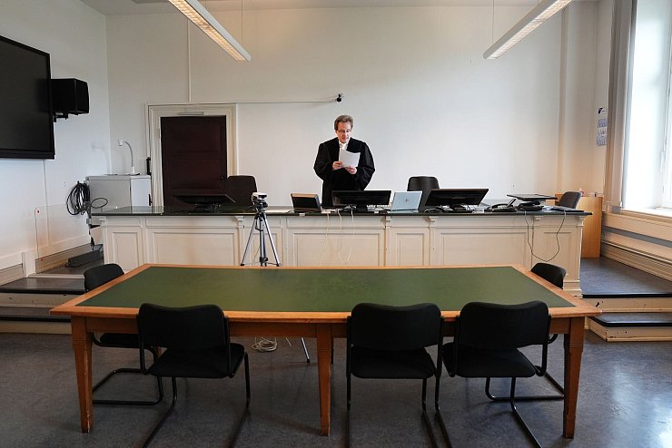 Landgericht-Richter Sebastian Weihrauch verkündet im menschenleeren Sitzungssaal im Ziviljustizgebäude das Urteil im Markenstreit um das Online-Rätsel «Wordle». - © Marcus Brandt/dpa