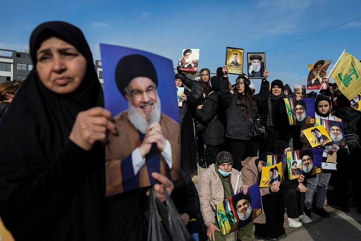 Nasrallahs Tod hat eine Lücke gerissen - nicht nur in die Hierarchie der Hisbollah, auch in ihre Identität. - © Bilal Hussein/AP/dpa