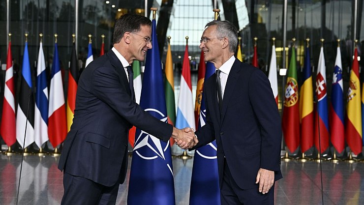 Führungswechsel bei der Nato: Mark Rutte (l) hat das Amt des Nato-Generalsekretärs von Jens Stoltenberg übernommen. (Archivbild) - © Eric Lalmand/Belga/dpa