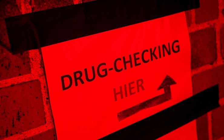 Die bundesweit einzigartige Gesetzeslage in Mecklenburg-Vorpommern ermöglicht das sogenannte Drug-Checking. - © Daniel Bockwoldt/dpa