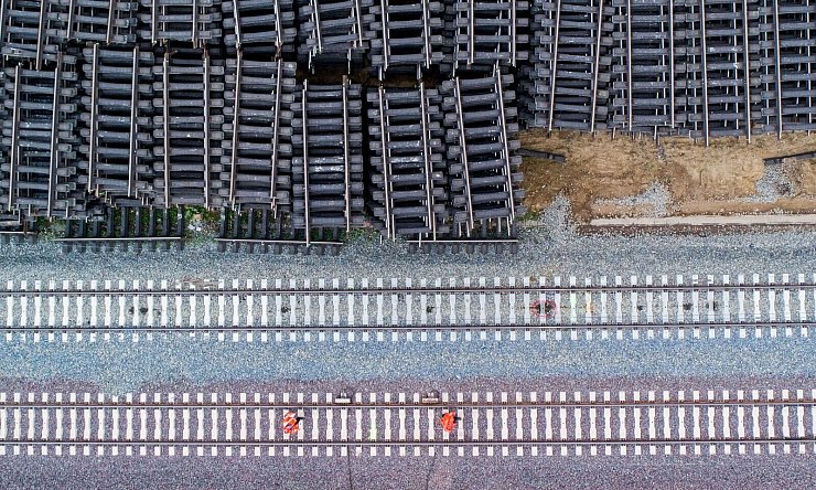 Angesichts der unsicheren finanziellen Mittel stehen Neu- und Ausbauprojekte bei der Bahn auf dem Prüfstand. (Archivbild) - © Julian Stratenschulte/dpa