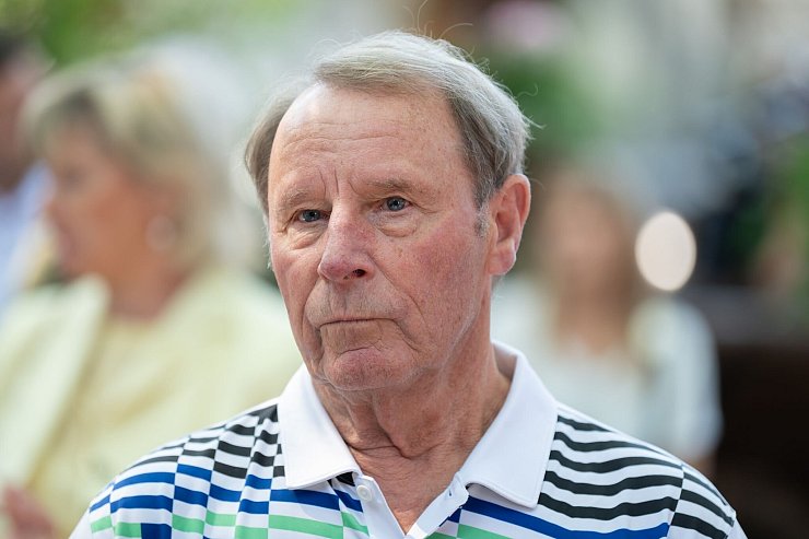 Berti Vogt adelt Günter Netzer. - © Silas Stein/dpa