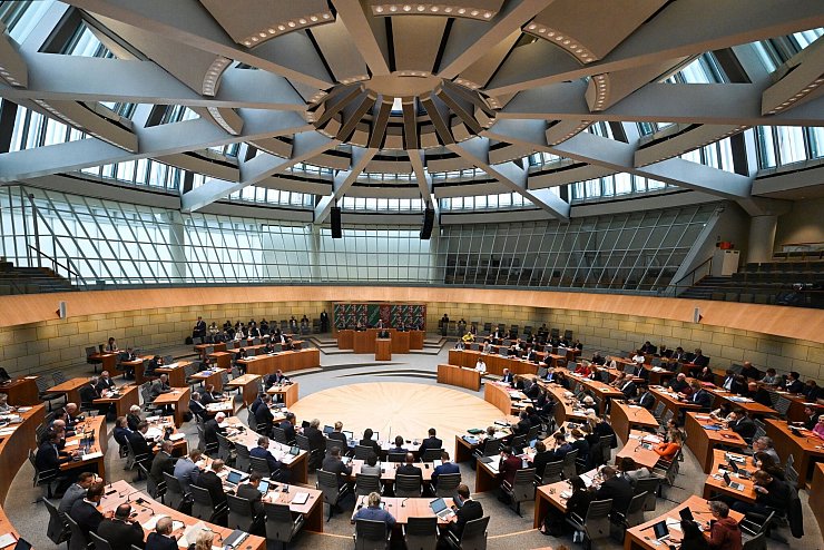 Sogar ein Anschlag während einer Klassenfahrt in die Niederlande soll bei einem 15-jährigen mutmaßlichen Gefährder im Gespräch gewesen sein. Die FDP bringt den Fall auf die Tagesordnung des Düsseldorfer Landtags. (Symbolbild) - © Federico Gambarini/dpa