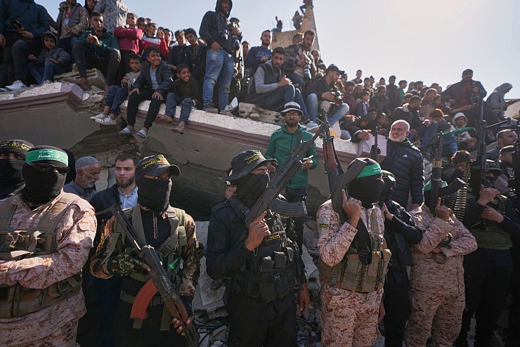Menschenmenge im Gazastreifen bei Geisel-Übergabe. - © Abdel Kareem Hana/AP/dpa