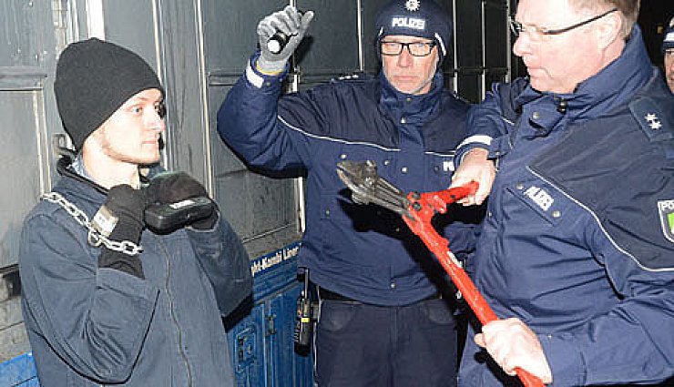Tierschützer protestieren
vor Tönnies-Werk - © Rheda-Wiedenbrück