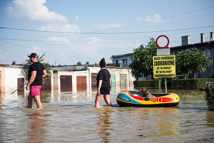In Süden und Westen Polens stehen noch immer weite Landstriche unter Wasser. - © Attila Husejnow/SOPA Images via ZUMA Press Wire/dpa