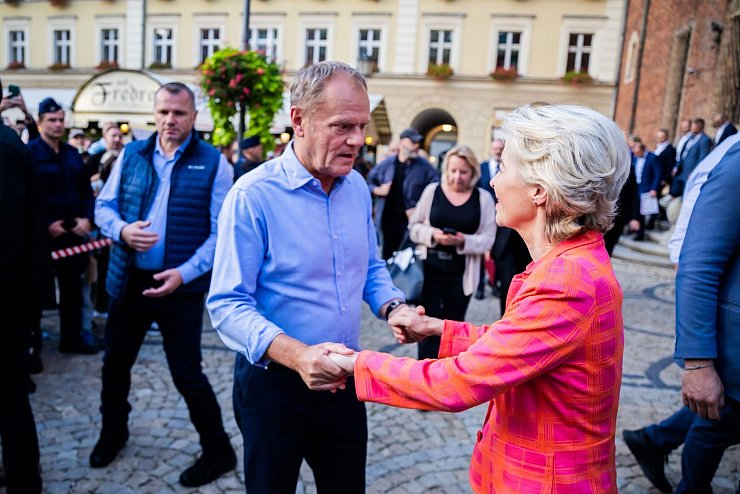 Ursula von der Leyen und Donald Tusk demonstrieren Einigkeit. - © Christoph Soeder/dpa-ENR-Pool/dpa