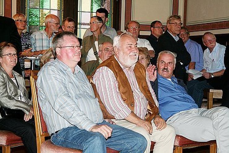Ganz entspannt: Gerd Lütge, Dr. Werner Nierle und Horst Symalla (vorne, von links) erfahren von Udo Zantow, dass sie für die CDU in den Rat einziehen. Der frühere Verwaltungsdirektor kommentierte launig und kompetent den Wahlabend. Foto: BECKER