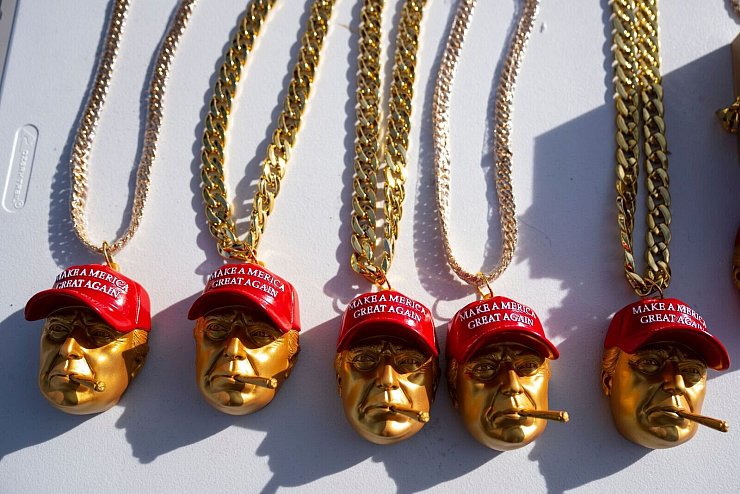 Wahlkampf mit Goldkettchen: Für seine Anhänger gibt es Trump auch als Anhänger. - © Evan Vucci/AP