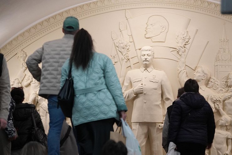 Historiker machen Sowjetdiktator Josef Stalin für den Tod von Millionen Menschen verantwortlich - nun erinnert ein Denkmal in der Moskauer Metro an ihn. - © Ulf Mauder/dpa