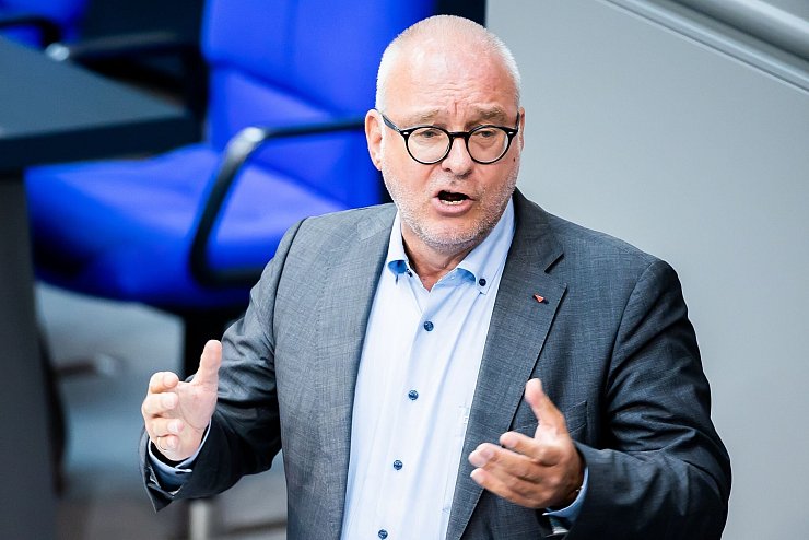 Matthias Birkwald hat die Sorge, dass die Verzögerung zu einem Problem für Rentner und Beitragszahler werden könnte. (Archivbild) - © Christoph Soeder/dpa