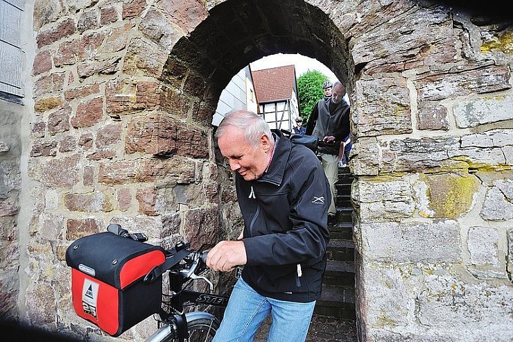 Dieses bekannte Motto galt für die elf Teilnehmer der von Uwe Feiert geleiteten Führung zum Glück nur an ganz wenigen Stellen in der Altstadt. 