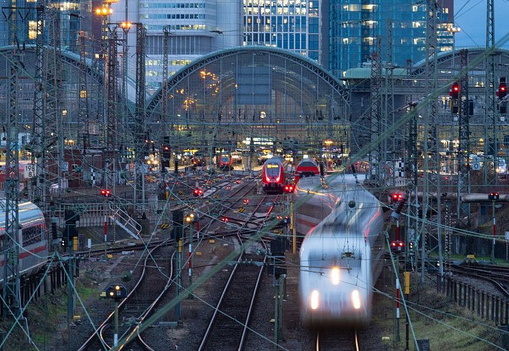 Deutsche Bahn und EVG wollen in den Tarifverhandlungen zu einem schnellen Ergebnis kommen (Archivbild) - © Boris Roessler/dpa