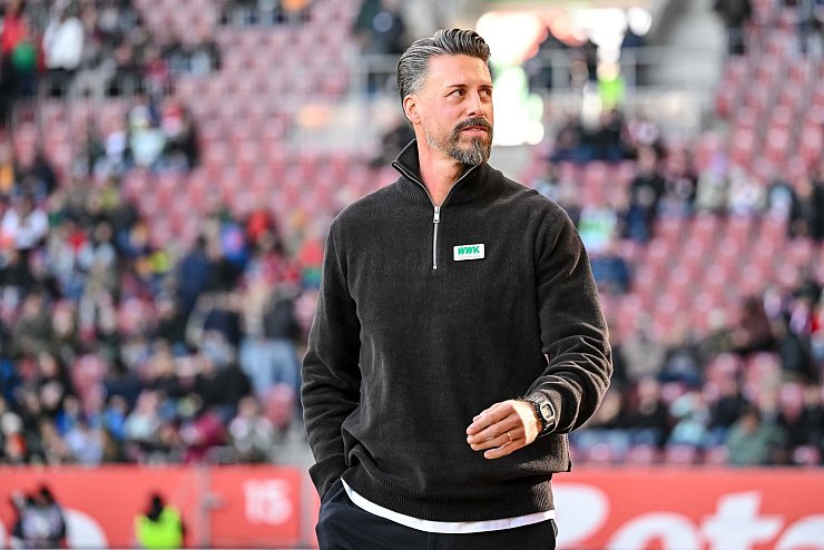 Augsburg Trainer Sandro Wagner will im Pokal wieder Grund zur Freude haben. - © Harry Langer/dpa